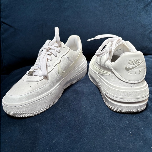 NEVER WORN Nike White Air Force 1 Sneakers Classic Low-Top - Picture 2 of 4